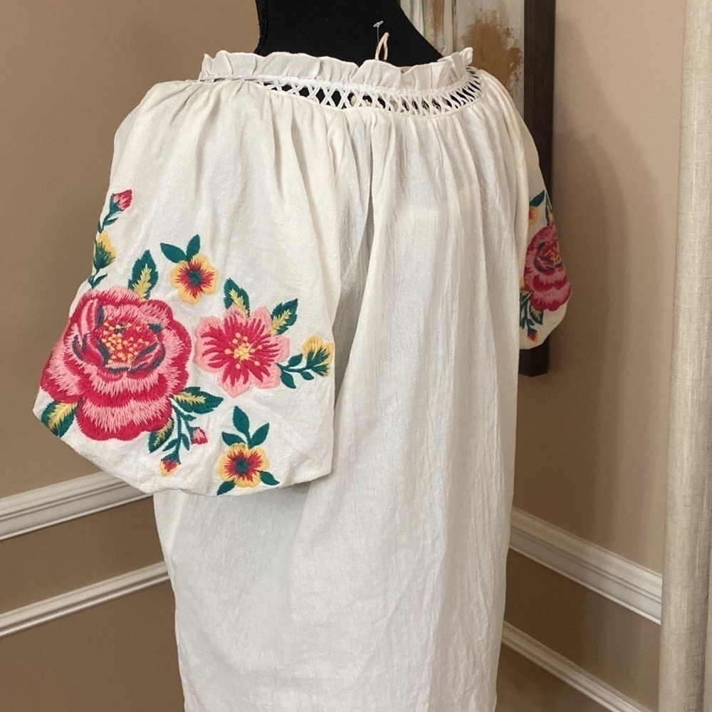 Savanna Jane Embroidered Top Small NWT - Picture 5 of 9